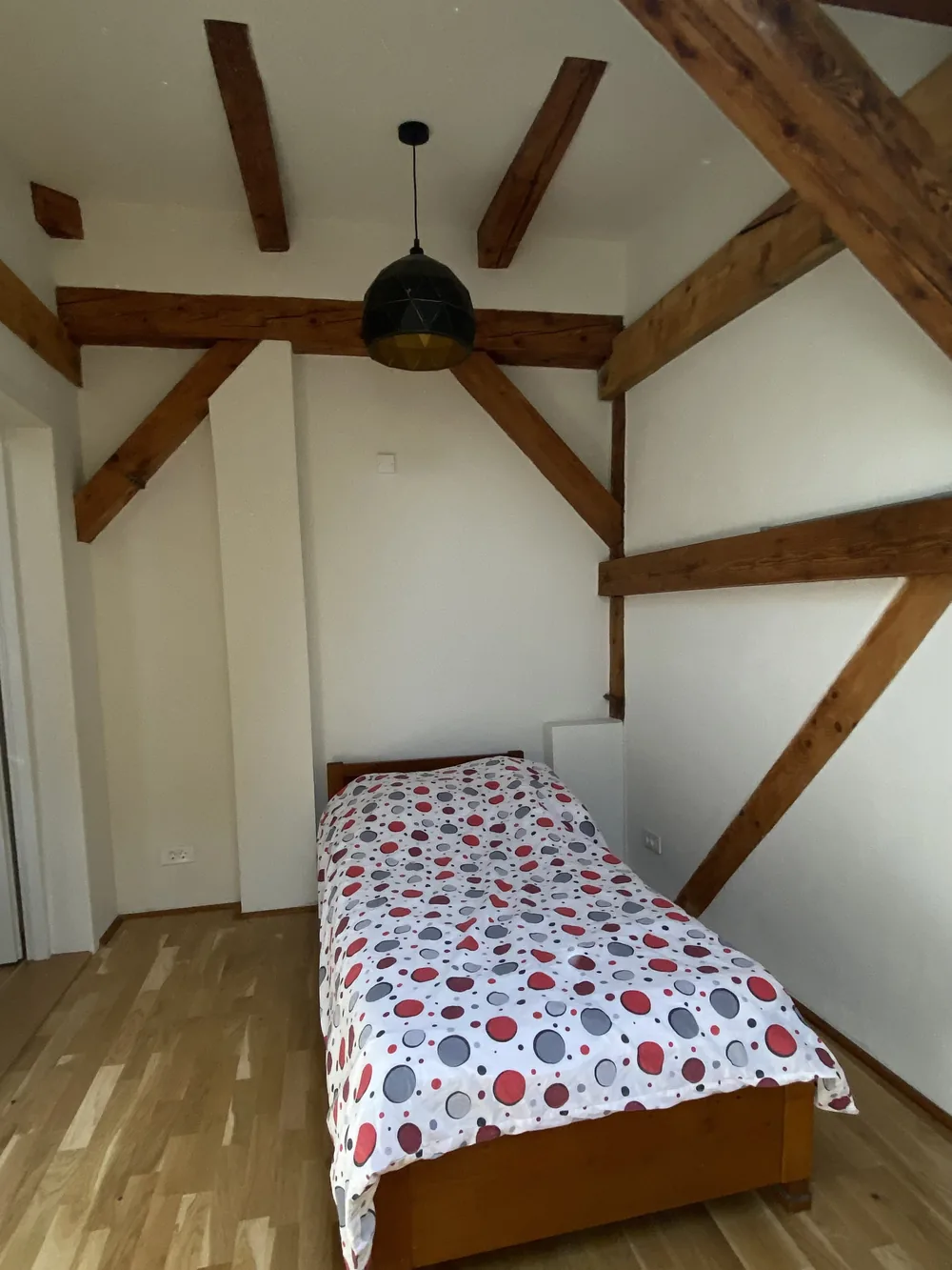 Dormitorul apartamentului 9, sub grinzile vechi