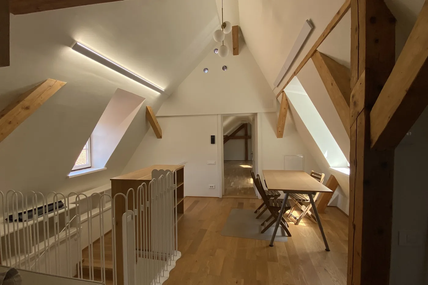 Apartamentul 9 privit în lungul coamei, cu galeria scării