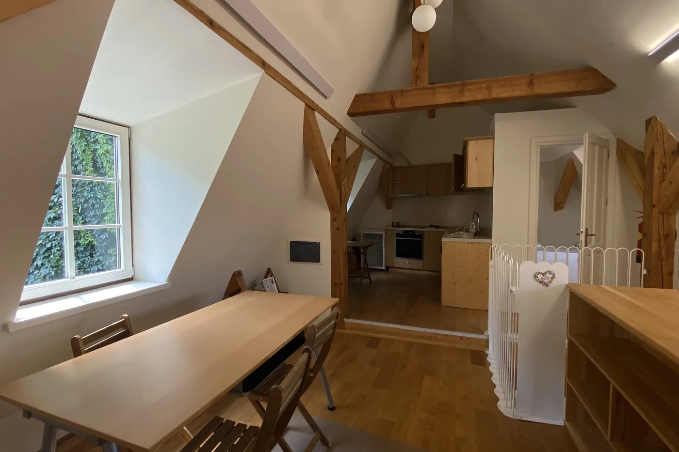 Masa și bucătăria utilată din apartamentul 9