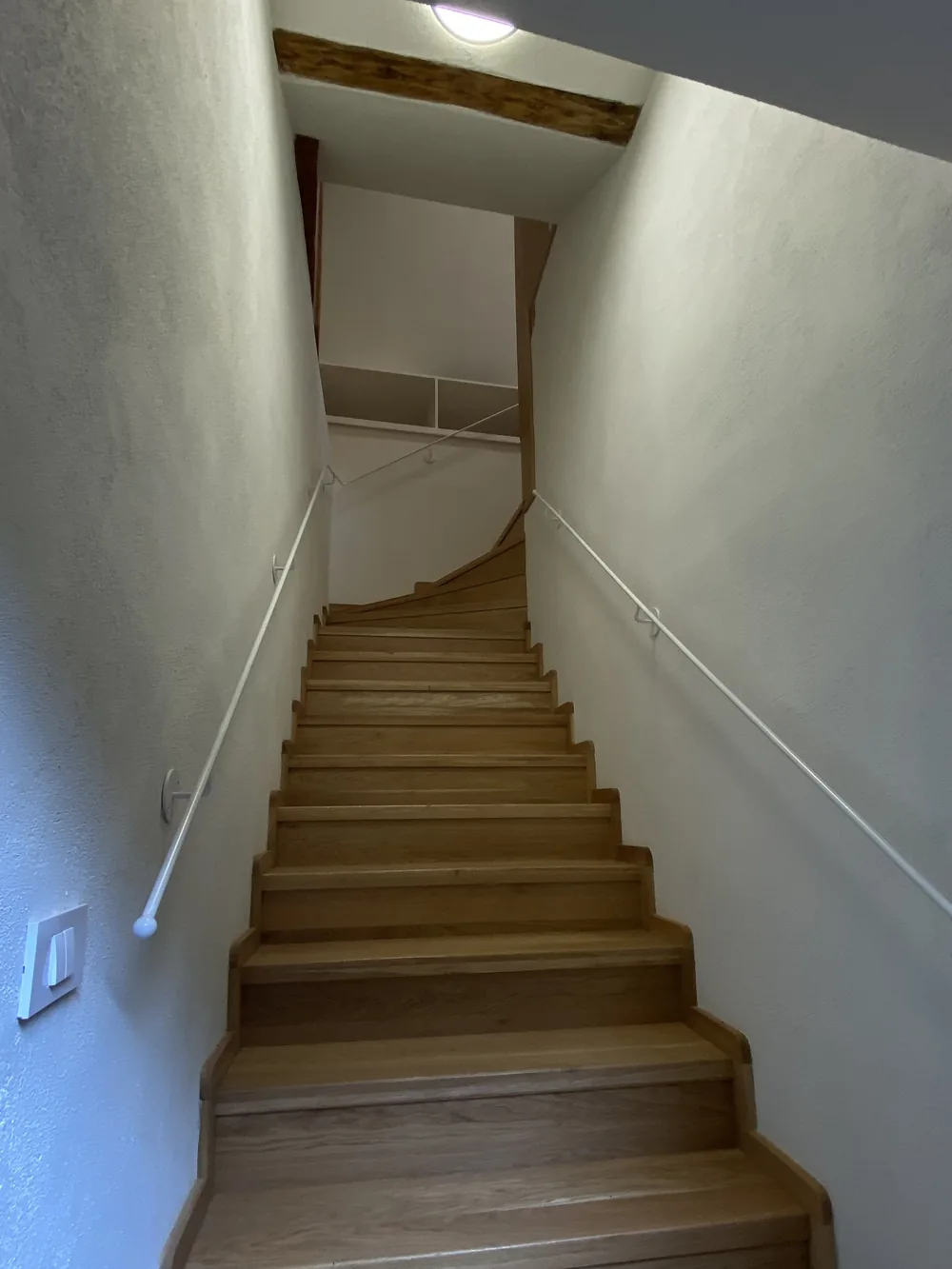 Scara proprie, de stejar, care urcă în apartamentul 9
