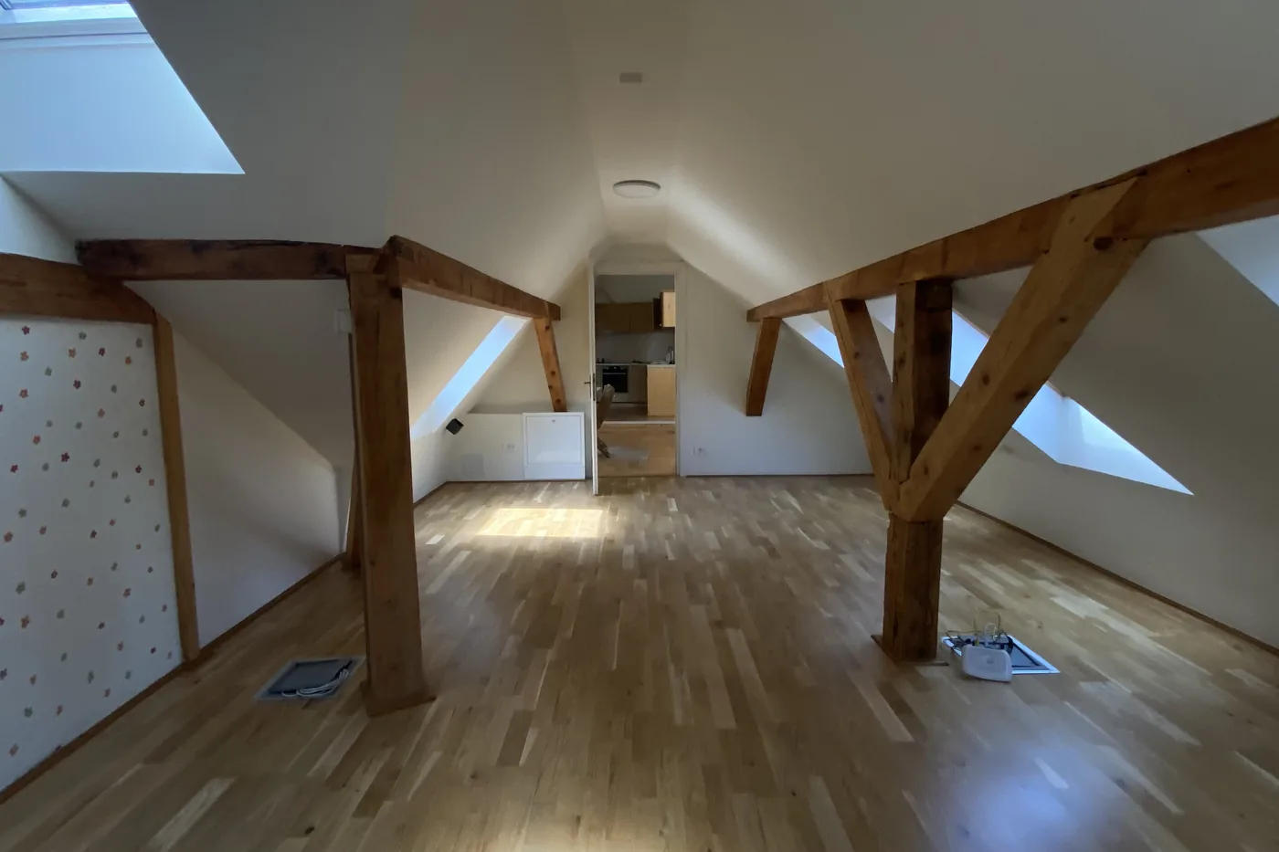 Zona de zi a apartamentului 9, sub șarpanta lăsată la vedere