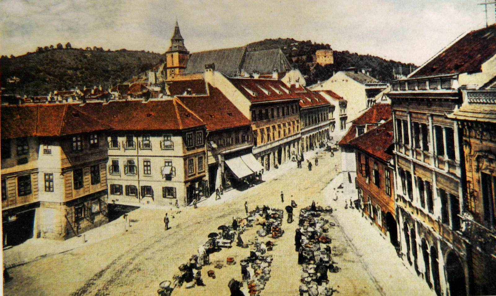 The cloth market around 1916. Hirscher 11 is the corner house on the left; the market stalls that gave the square its name fill the middle.